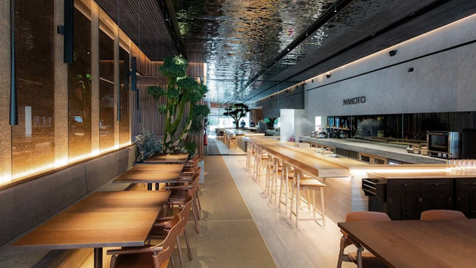 Mobiliario contract en restaurante Makoto: mesas, sillas y taburetes de madera con dise&ntilde;o contempor&aacute;neo 